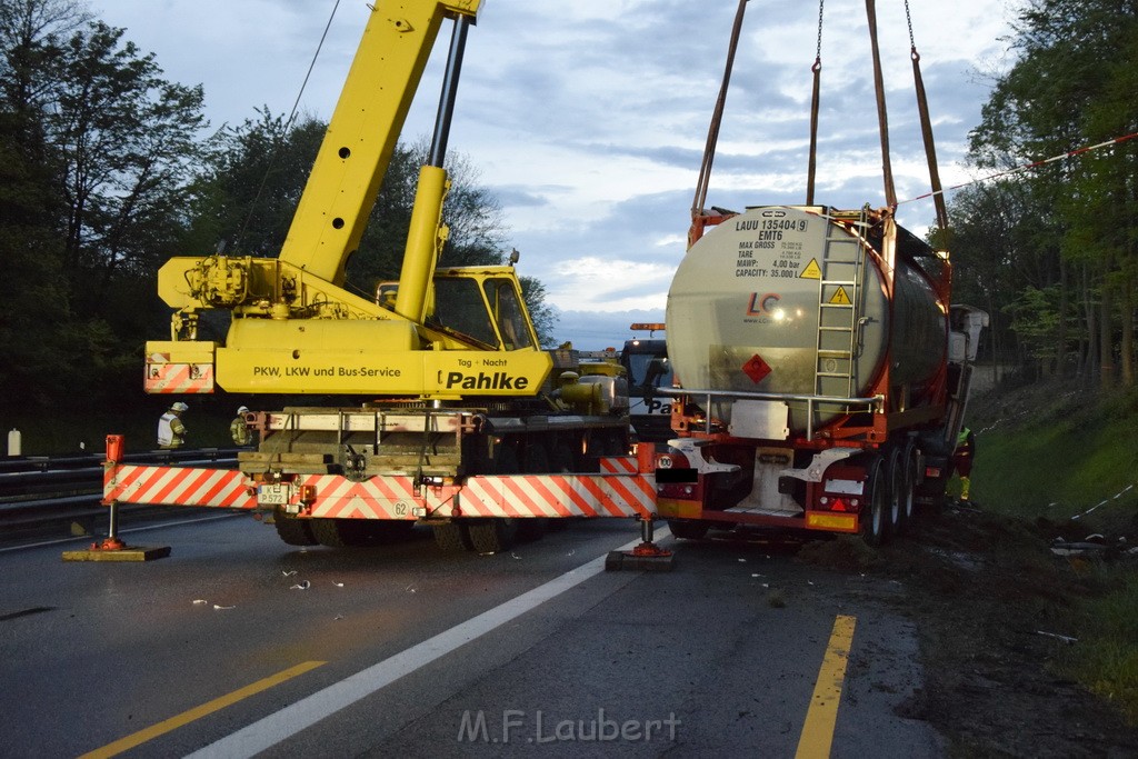 VU Gefahrgut LKW umgestuerzt A 4 Rich Koeln Hoehe AS Gummersbach P574.JPG - Miklos Laubert